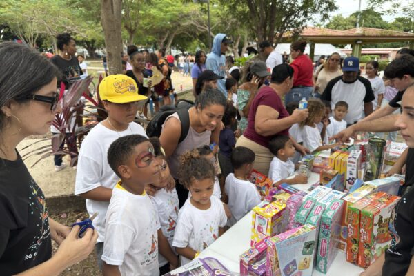 ReyesMagos_VIEQUES_EntregaJuguetes 1