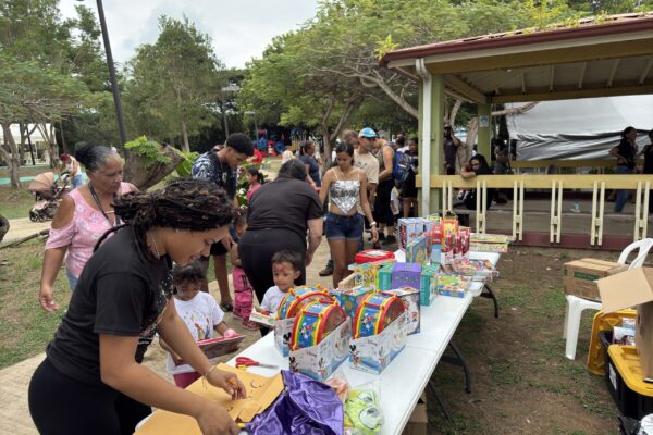 ReyesMagos_VIEQUES_EntregaJuguetes 3