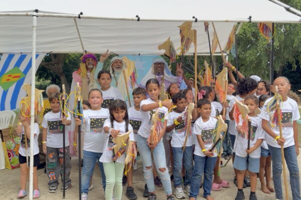 kids gathering with Ryes for pictures on stage_V2F_2026-01-07_13-18-36_436 Large