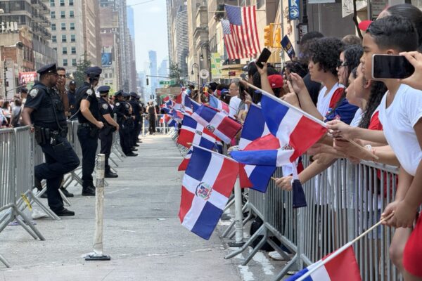 Desfile Dominicano 2026_Street and flags Large