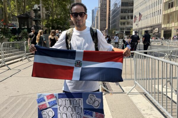 Desfile Dominicano 2026_Towel Seller Large